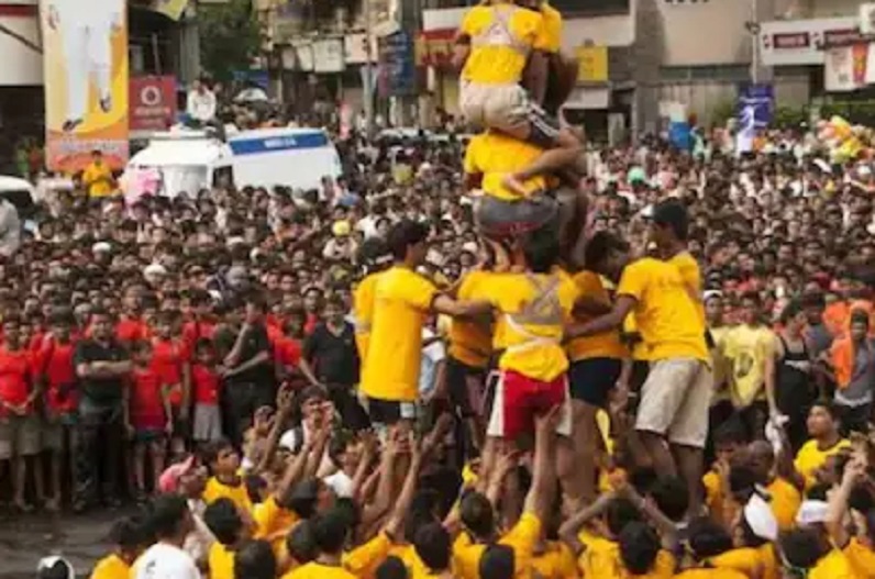 दही हांड़ी समारोह में हुआ बड़ा हादसा, 110 से ज्यादा हुए घायल, जाने अब कैसी है हालत…