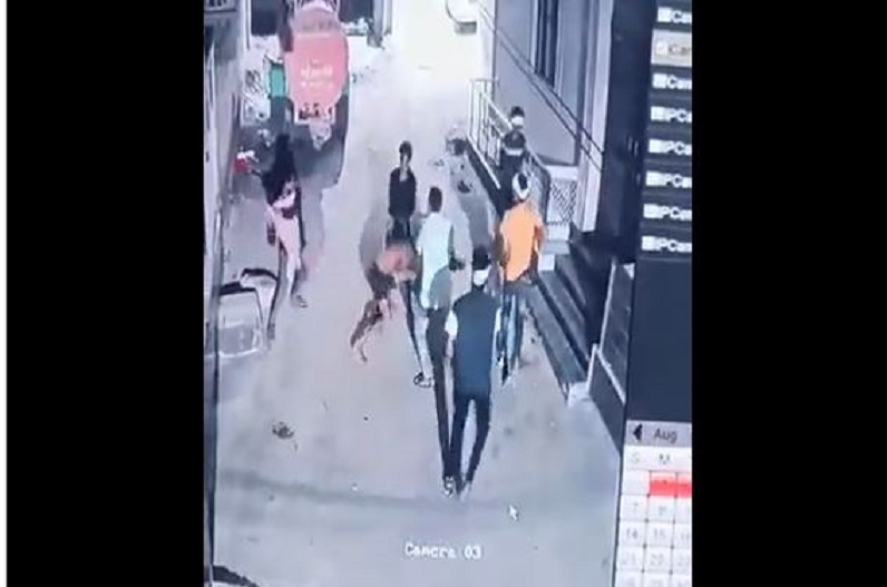 VIDEO: लाठी-डंडों से पीट-पीट कर युवक की हत्या, पत्नी लगाती रही गुहार फिर भी नहीं पसीजा हमलावरों का दिल
