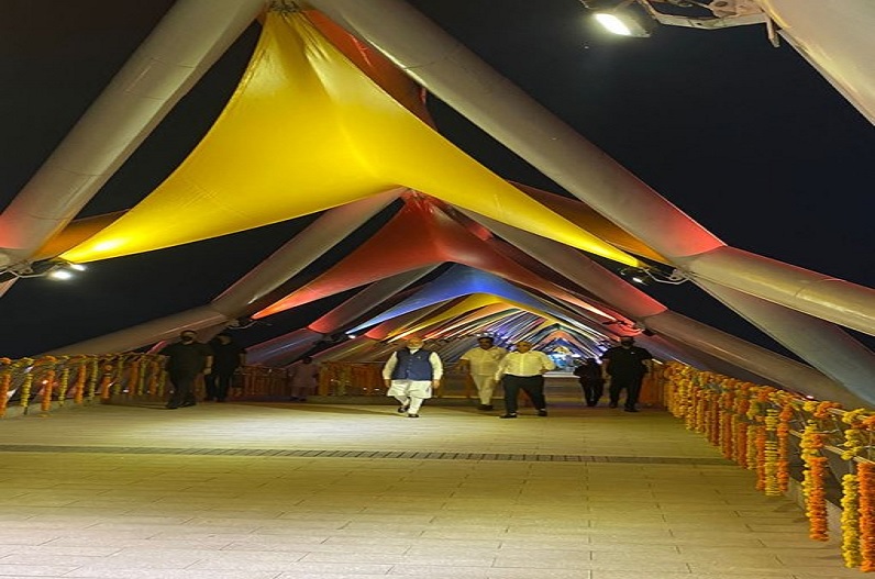 पीएम मोदी ने किया ‘अटल ब्रिज’ का उद्घाटन, ब्रिज पर गये लोगों का किया अभिवादन