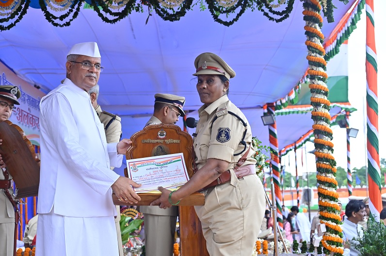 छत्तीसगढ़ के 10 अधिकारियों और जेल विभाग के 8 अधिकारियों को वीरता पदक से सम्मानित, मुख्यमंत्री ने दिया मेडल