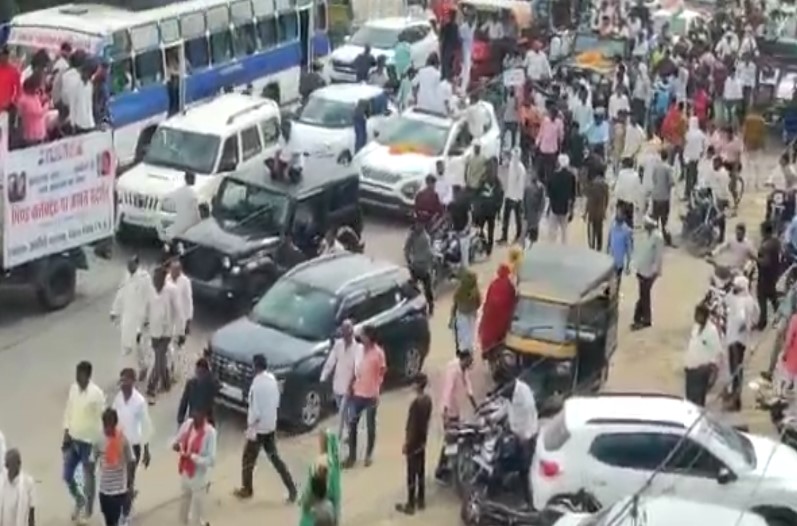 भाजपा से निष्कासित नेता की रैली पर कटा बवाल, पथराव के बाद पुलिस वैन में पेट्रोल बम से हमला, मची अफरातफरी