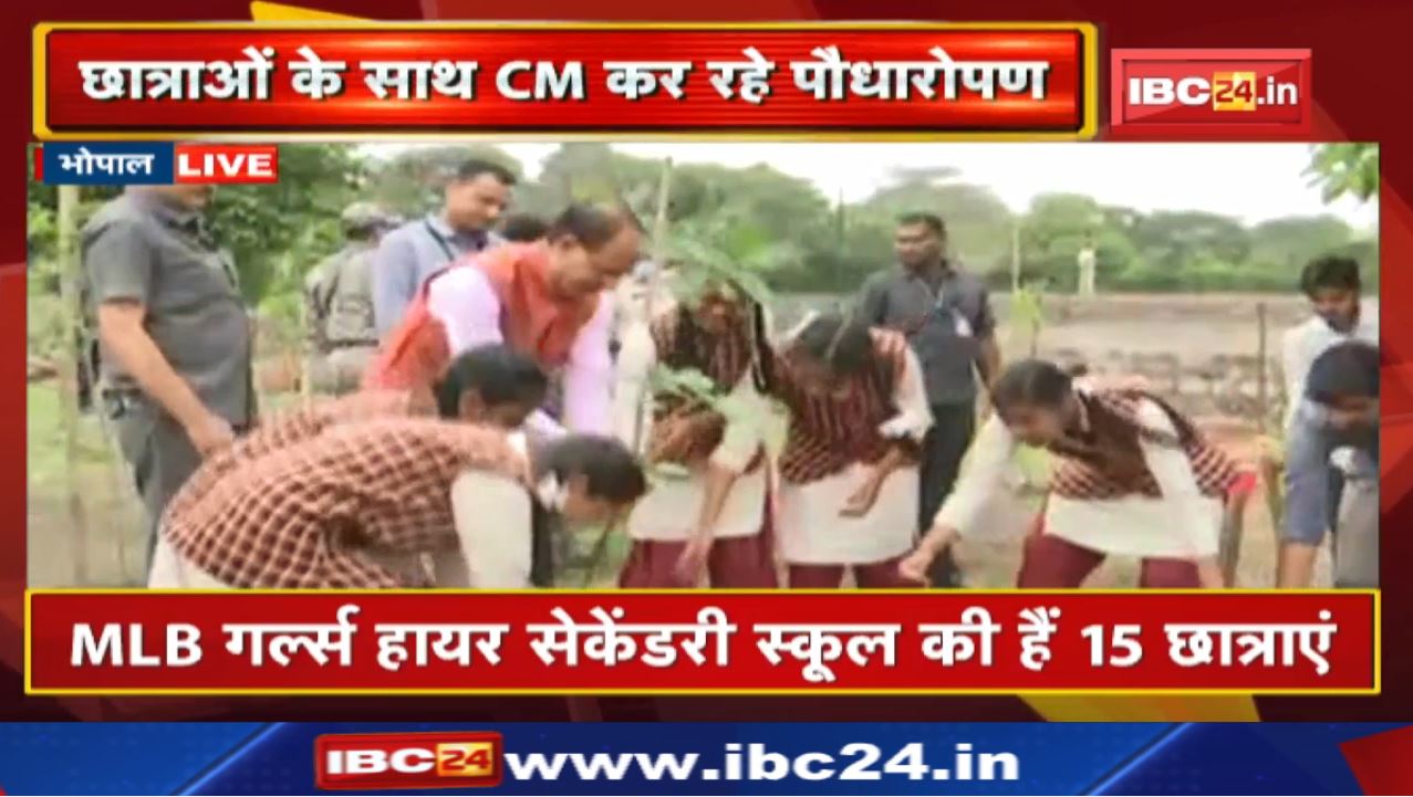 Satellite Instrument की Programming में शामिल छात्राओं के साथ CM Shivraj Singh Chouhan ने रोंपा पौधा