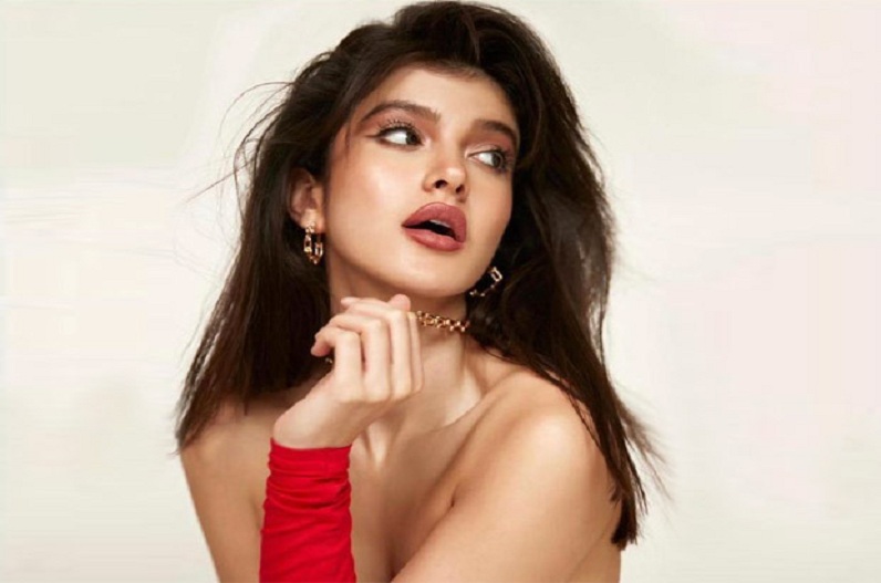 Shanaya Kapoor got topless photoshoot done, toned figure covered only with jacket