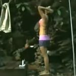 वायरल हो रहे इस वीडियो में श्वेता तिवारी जंगल में नहाती हुईं नज़र आ रही हैं