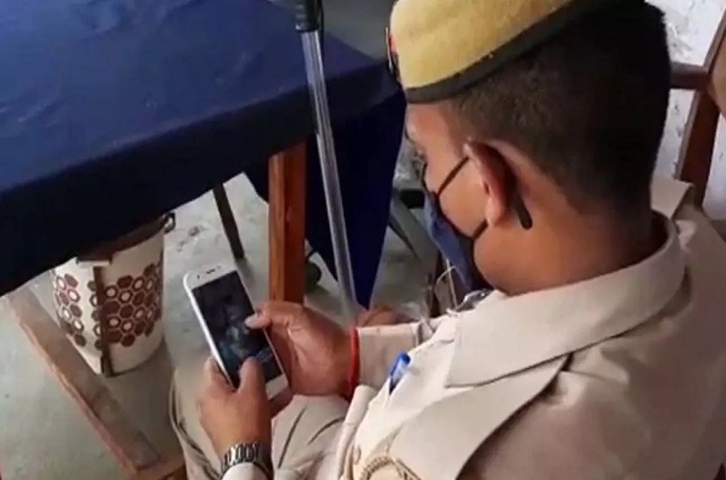 पुलिसकर्मियों के मोबाइल इस्तेमाल पर लगी रोक! यहां के पुलिस कमिश्नर ने जारी किया आदेश, जानें वजह