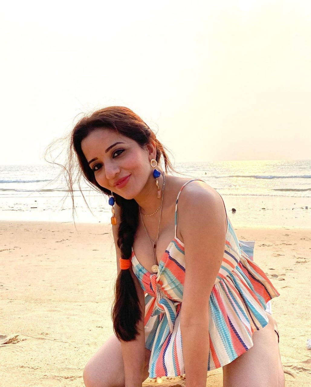 एक्ट्रेस संचिता बनर्जी के साथ इस हालत में दिखे मोनालिसा के पति, सोशल मीडिया पर जमकर वायरल हो रही तस्वीरें