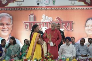 CM निवास में कांग्रेस के कई नेता-मंत्री, महिला विधायकों समेत जाने माने कलाकार हैं मौजूद