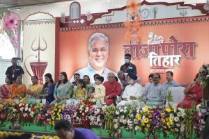 कांग्रेस प्रवक्ता अलका लांबा, रागिनी नायक,राधिका खेड़ा मौजूद है, साथ ही महिला कांग्रेस की राष्ट्रीय अध्यक्ष नेट्टा डिसूजा भी मौजूद है