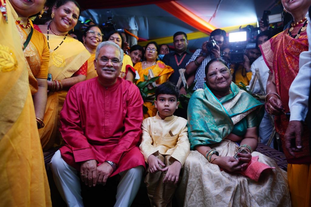 मुख्यमंत्री भूपेश बघेल ने तीजा-पोरा की बधाई और शुभकामनाएं देते हुए सभी अतिथियों का स्वागत एवं अभिनंदन किया। उन्होने कहा कि तीजा-पोरा खेती- किसानी, बहु बेटियों का त्यौहार है। मैं आप सभी का स्वागत करता हूं।