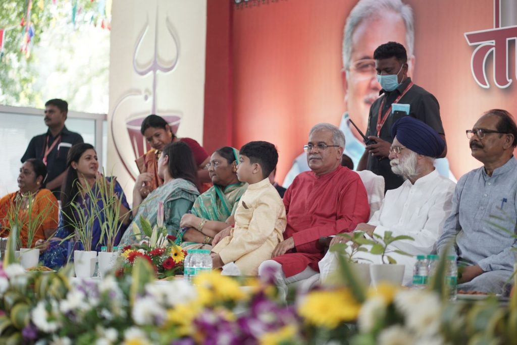 इस मौके पर गृहमंत्री ताम्रध्वज साहू,अनुसूचित जाति एवं आदिमजाति विकास मंत्री डॉ. प्रेमसाय सिंह, महिला आयोग की अध्यक्ष डॉ. किरणमयी नायक, छत्तीसगढ़ हाउसिंग बोर्ड के अध्यक्ष कुलदीप जुनेजा, राज्यसभा सांसद के टी एस तुलसी, श्रीमती रंजीता रंजन, श्रीमती फूलो देवी नेताम, खैरागढ़ संगीत विश्व विद्यालय की कुलपति श्रीमती ममता चंद्राकर, पूर्व राज्यसभा सांसद श्रीमती छाया वर्मा सहित समस्त जनप्रतिनिधि और बड़ी संख्या में महिलाएं उपस्थित थी।