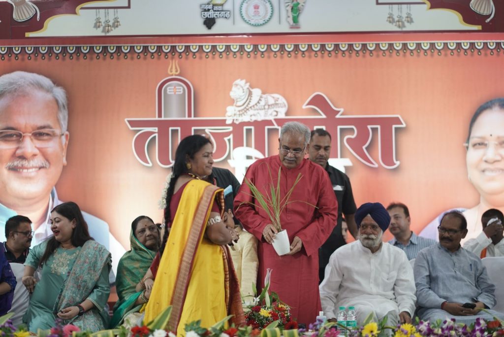 तीजा-पोरा के उत्सव में सीएम हाउस पहुंची छत्तीसगढ़ की सुप्रसिद्घ लोकगायिका और खैरागढ़ विश्वविद्यालय की कुलपति ममता चंद्राकरजी ने ’तोर मन कइसे लागे राजा’ गीत से तीजा के उत्सव को और खास बनाया।
