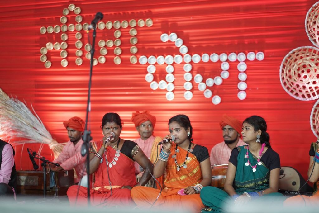 छत्तीसगढ़ की परम्परा और रीति-रिवाज के अनुसार साज-सज्जा स्थानीय खेलों का आयोजन किया गया और सवाल जवाब भी किए गए, इसके बाद स्थानीय कलाकारों और नर्तक दलों की प्रस्तुति ने छत्तीसगढ़ी संस्कृति की छटा बिखेर दी।