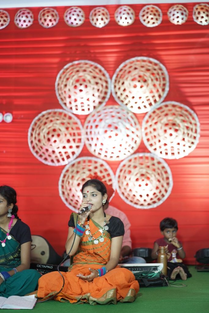 स्थानीय खेलों का आयोजन किया गया और सवाल जवाब भी किए गए, इसके बाद स्थानीय कलाकारों और नर्तक दलों की प्रस्तुति ने छत्तीसगढ़ी संस्कृति की छटा बिखेर दी।