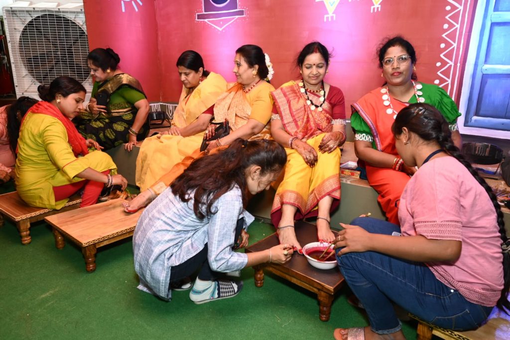 हरेली के बाद छत्तीसगढ़ के पारम्परिक त्यौहारों ‘पोरा-तीजा‘ को व्यापक स्तर पर मनाने के लिए मुख्यमंत्री के रायपुर स्थित हरेली के बाद छत्तीसगढ़ के पारम्परिक त्यौहारों ‘पोरा-तीजा‘ को व्यापक स्तर पर मनाने के लिए मुख्यमंत्री के रायपुर स्थित निवास में विशेष इंतजाम किए गए थे।