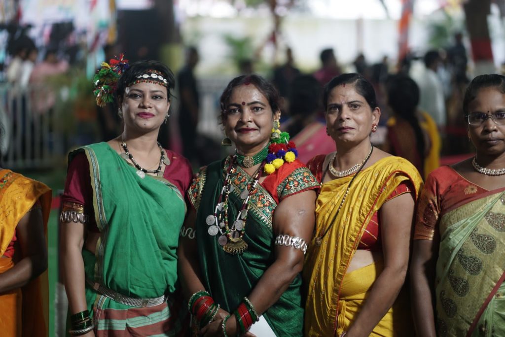 पोरा-तीजा तिहार में रंग-बिरंगे परिधानों में प्रदेश के विभिन्न हिस्सों से बड़ी संख्या में महिलाएं मुख्यमंत्री निवास पहुंची थीं। मुख्यमंत्री निवास में तीज मनाने आयी महिलाओं के लिए श्रृंगार की व्यवस्था भी की गई थी। महिलाओं के लिए मेंहदी, आलता लगाने के साथ ही रंग-बिरंगी चूड़ियों की व्यवस्था भी थी। महिलाओं ने इस अवसर पर आयोजित जलेबी दौड़, मटकी डांस, कबड्डी सहित अनेक खेलों में बड़े ही उत्साह से हिस्सा लिया।