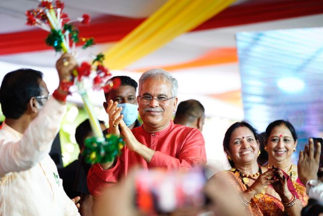 सीएम भूपेश बघेल और तीज मनाने पहुंची छत्तीसगढ़ की बहनों ने उनके गीतों का आनंद लिया और तीजहारिन महिलाओं के साथ मुख्यमंत्री भी खुद को थिरकने से रोक नहीं सके।