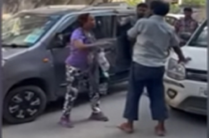 Woman slaps ricksha driver