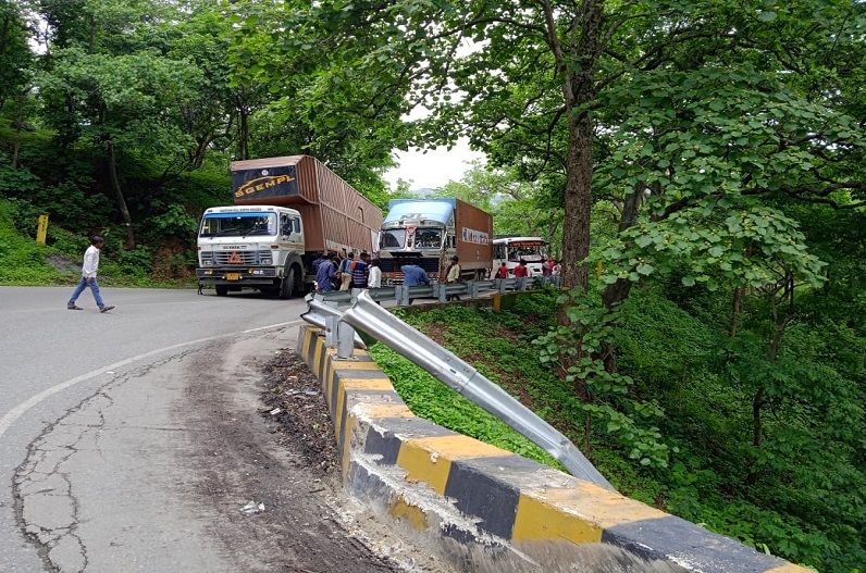 चिल्फीघाटी में हादसा, रायपुर-जबलपुर हाइवे में लगा लंबा जाम, उमस और गर्मी से बेहाल हुए लोग