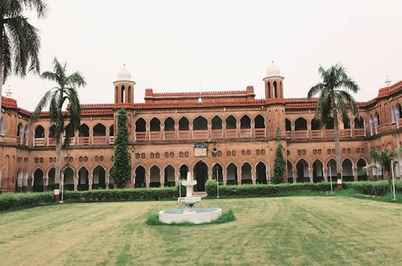इन विश्वविद्यालयों में पढ़ाई जाती थी पाकिस्तानी लेखकों की किताब, शिक्षाविदों की मांग पर लिया गया ये फैसला