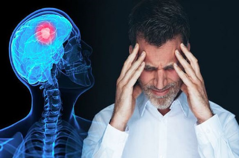 सिर के बाईं ओर होता है दर्द? तो इसे ना करें नज़र अंदाज, हो सकते हैं इस बीमारी के लक्षण
