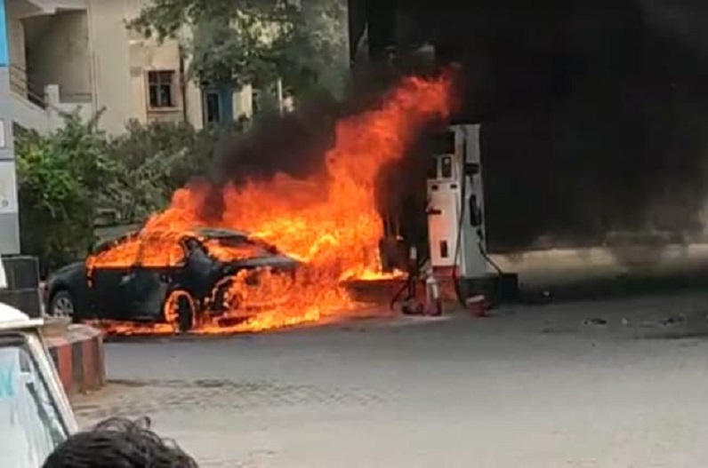 Fire On Car At Petrol Pump