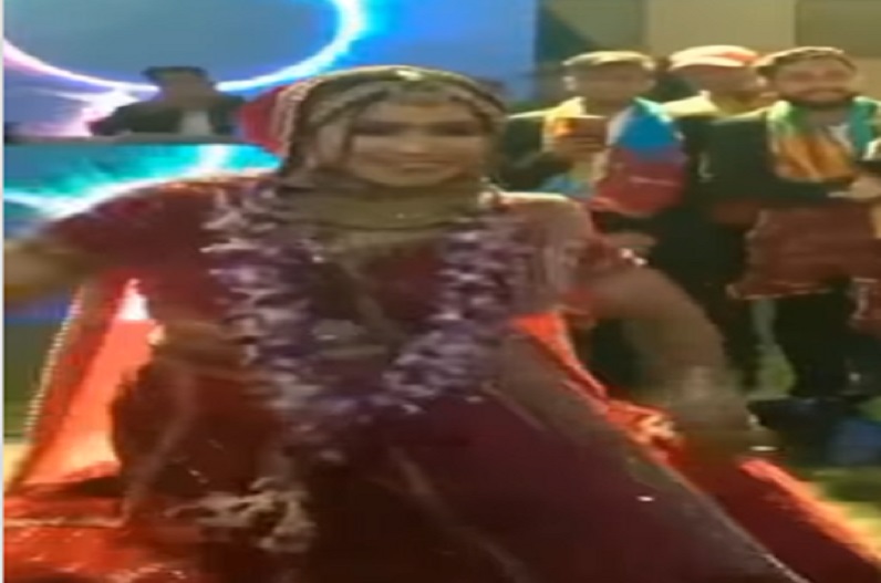 ‘मुझे नौलखा मंगा दे…’दुल्हन ने किया ऐसा शानदार डांस कि फटी रह गई बारातियों की आखें, वीडियो वायरल