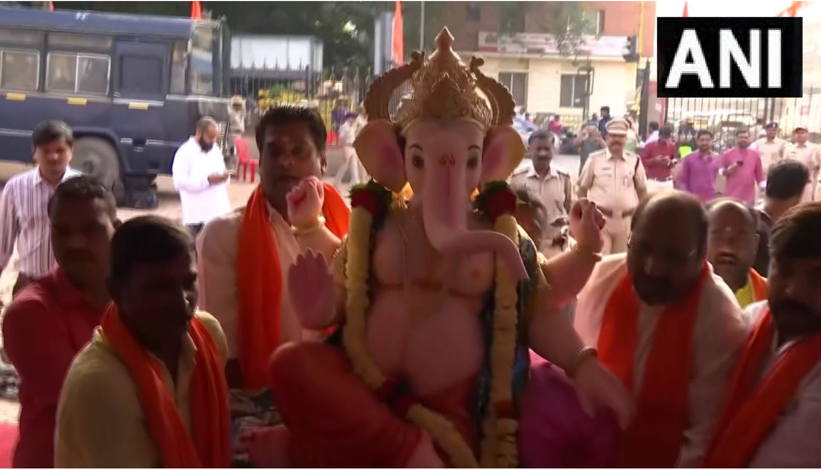 Hubballi Eidgah Maidan Case: हाईकोर्ट के फैसले के बाद ईदगाह मैदान में विराजे गणपति, देखें तस्वीरें