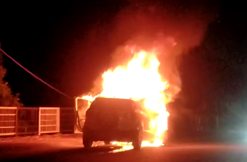 चलती कार में अचानक लगी भीषण आग, सवार लोगों ने कूदकर बचाई जान, मची अफरा-तफरी