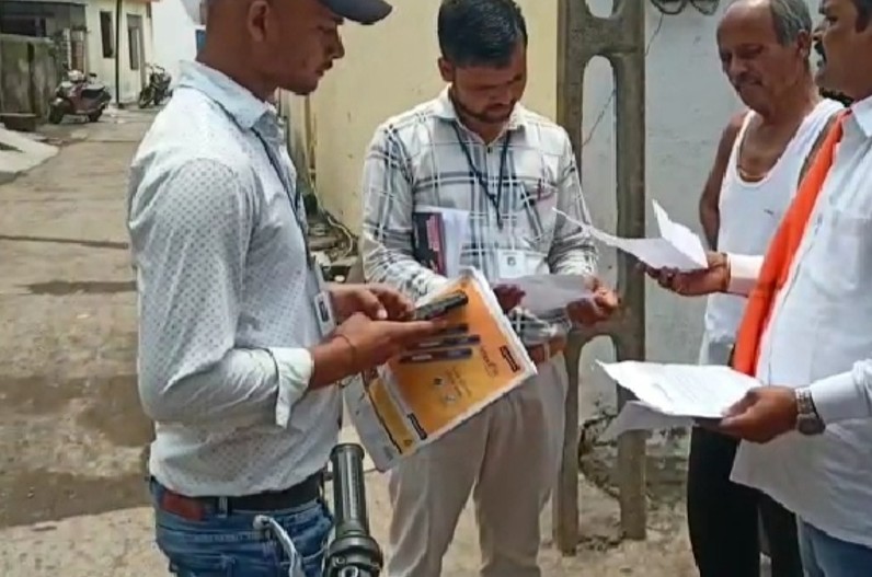 घर-घर जाकर ये लोग मांग रहे महिलाओं और परिवार के सदस्यों का मोबाइल नंबर, लोगों ने किया पुलिस के हवाले