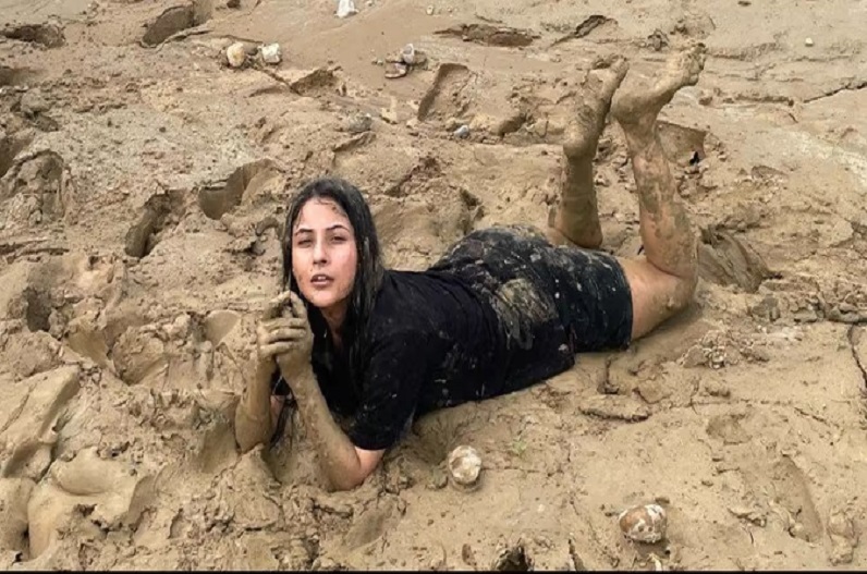 गीली मिट्टी देख मचल उठीं Shehnaaz Gill, बच्चों की तरह लोट-लोट कर लगी खेलने, तस्वीरें हुई वायरल