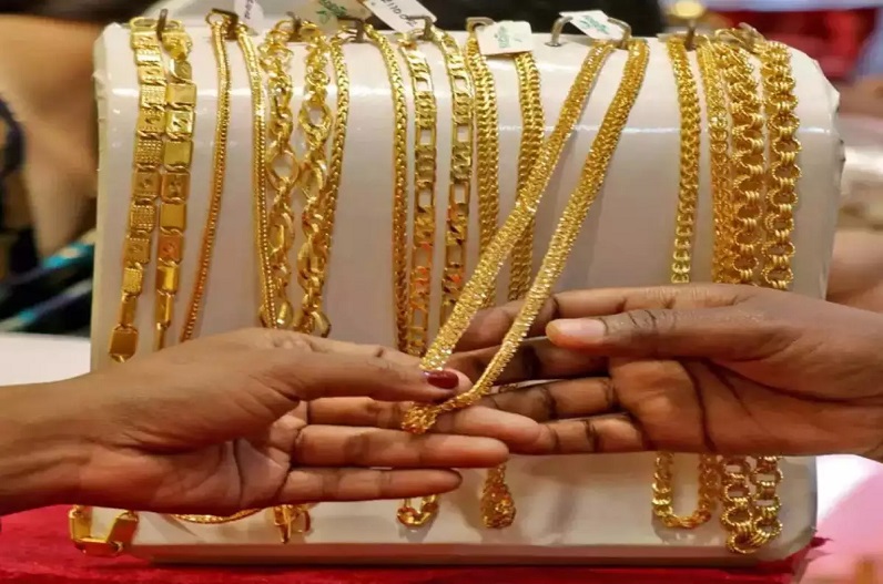 Gold became cheaper by Rs 225