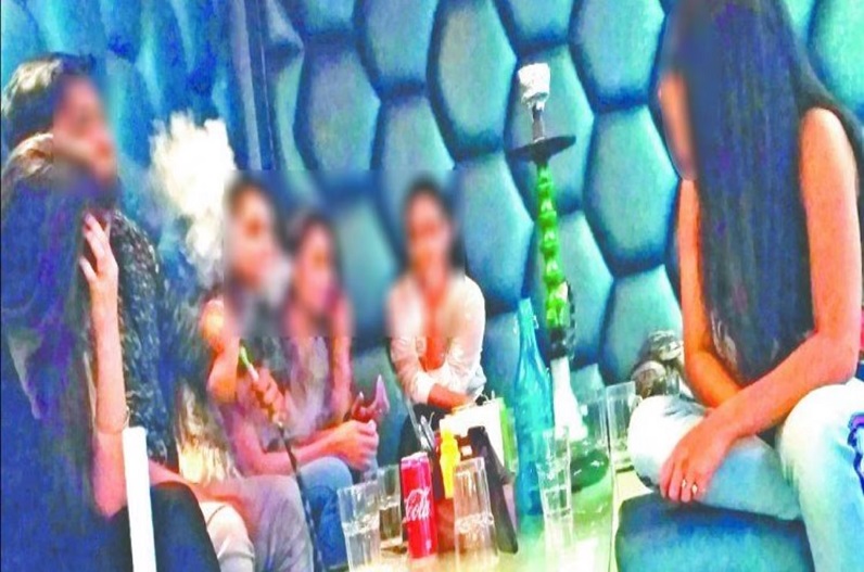 हुक्का बारों पर पुलिस का छापा, धुआं उड़ाते मिली कई लड़कियां, 785 गिरफ्तार