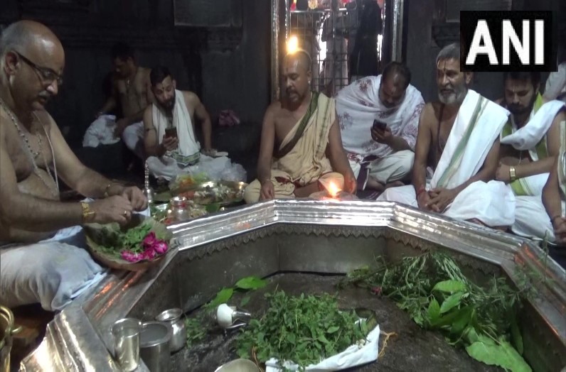 21 आचार्यों ने विष्णुपद मंदिर का किया ‘शुद्धिकरण’, दर्शन के लिए पहुंचे थे बिहार सरकार के मुस्लिम मंत्री