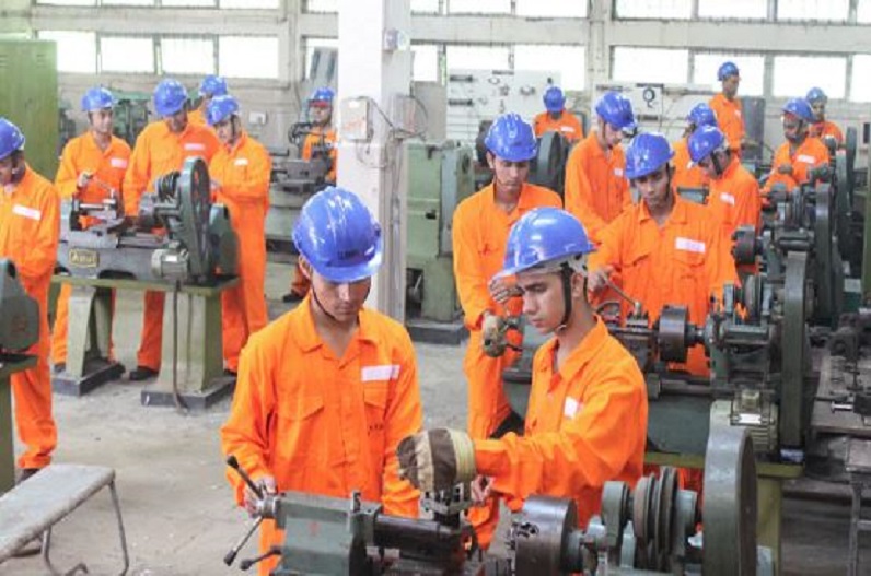 Government Jobs: जूनियर इंजीनियर के पद पर निकली बंपर भर्ती, मिलेगी 1 लाख से अधिक सैलरी, ऐसे करें आवेदन