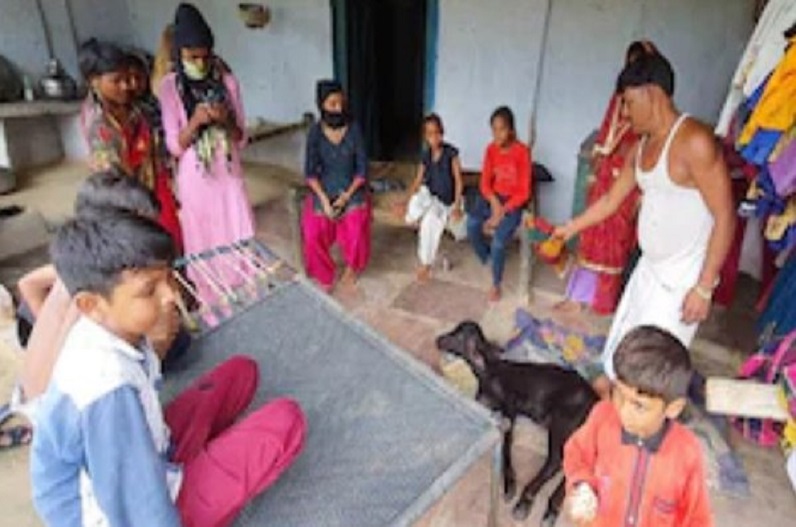 दो मुंह, 4 आंख और 4 सींग वाला अनोखे बच्चे का जन्म! देखने उमड़ी लोगों की भीड़, जानें पूरा मामला