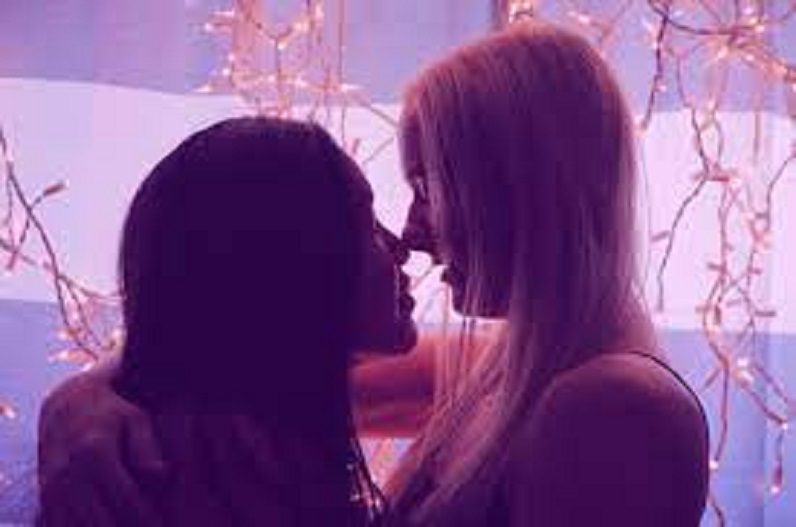 इस देश के प्रधानमंत्री आवास में टॉपलेस होकर दो लड़कियों ने किया KISS, फोटो वायरल होते ही मचा बवाल