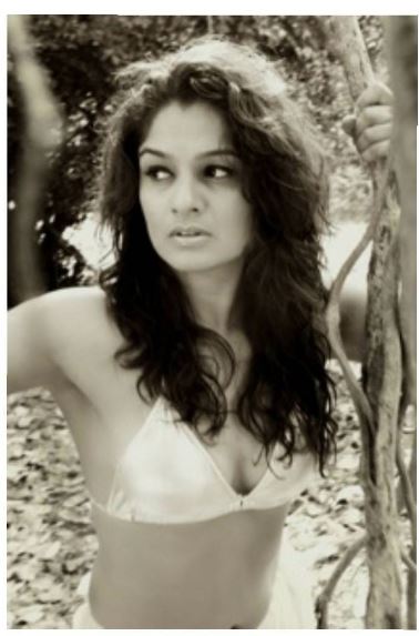 तेजस्विनी को भले फिल्मी पर्दे पर अपनी बहन की तरह सफलता हासिल नहीं हो पाई हो, लेकिन वह बॉलिवुड की अच्छी-अच्छी एक्ट्रेसेस को टक्कर देती हैं।