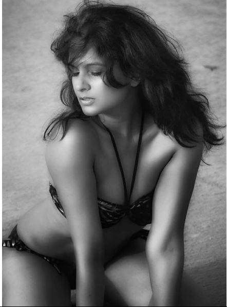 पद्मिनी कोल्हापुरे कुल तीन बहनें हैं जिनमें शक्ति कपूर की वाइफ का नाम शिवांगी कपूर है।