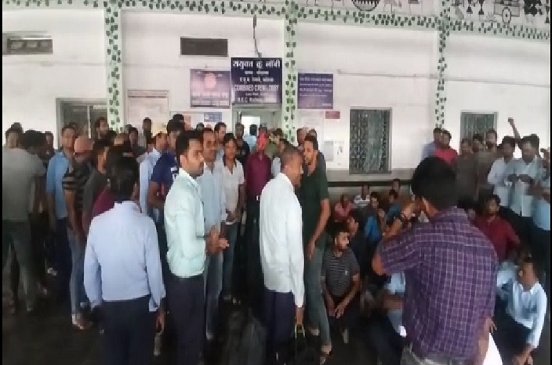 रेलवे स्टेशन में लोको पायलटों ने किया जमकर हंगामा, इस बात से नाराज है सभी