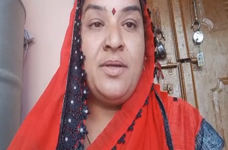 साहब की गर्मी तो देखिए…थाने में ही महिला के साथ की ऐसी हरकत, सोशल मीडिया पर लीक हुआ वीडियो
