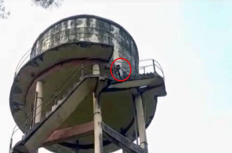 प्रेमिका के परिजन को मनाने के लिए प्रेमी का हाईवोल्टेज ड्रामा, टंकी पर चढ़ा ‘वीरू’