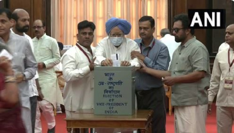 Manmohan Singh reaches Parliament House i