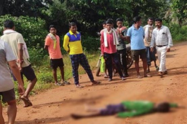 नक्सलियों ने पार की बर्बरता की हद! दर्दनाक घटना को अंजाम देकर फेंके दहशत भरे पर्चे