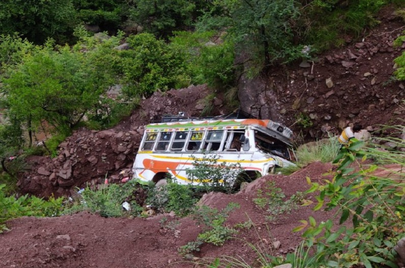 Mini bus full of students fell into the ditch