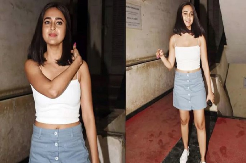 मिनी स्कर्ट में बच्चों की तरह खिलखिलाती दिखी ये एक्ट्रेस, हर एक लुक पर आ जाएगा दिल