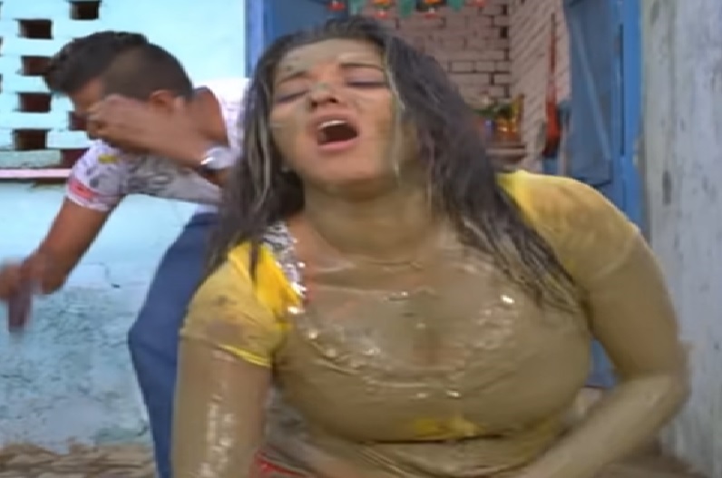 खुजली मिटाने ऐसी हरकत करने लगी मोनालिसा, देख आप भी रह जाएंगे हैरान