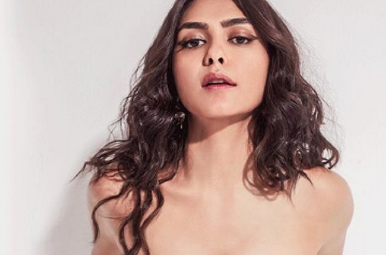 बिना शर्ट पहने सड़कों में निकली ये एक्ट्रेस, बीच सड़क में दिखाई ऐसी अदाएं, फैंस हुए मदहोश…