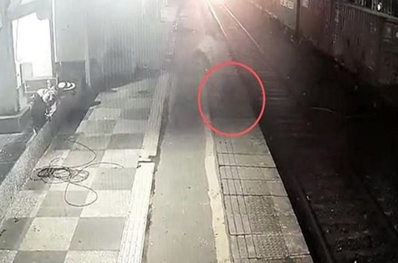 CCTV में कैद! गहरी नींद में सो रही थी पत्नी, चुपके आया फरार पति और कर गया बड़ा कांड