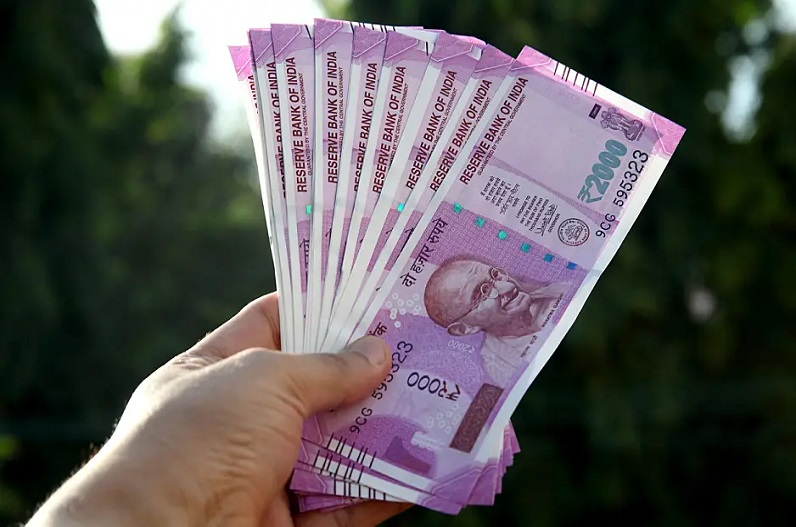 Modi Govt issues new notes of 2000 rupees