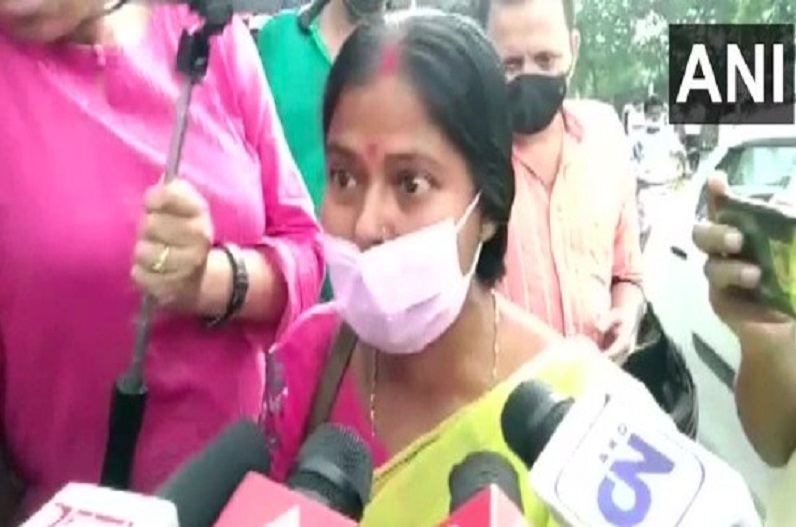 इस महिला ने पार्थ चटर्जी को फेक कर मारे चप्पल, वजह पूछने पर कही ये बात